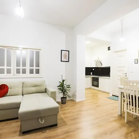 At Bazaar ティラナ